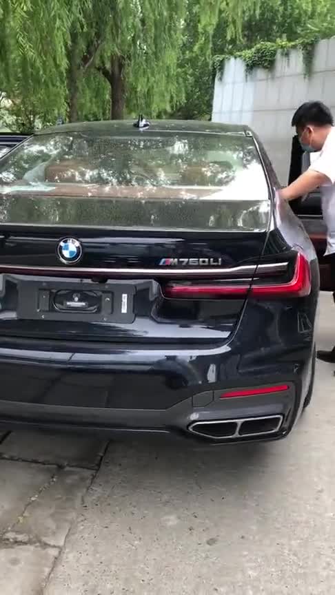 宝马最顶级的7系，全新宝马M760Li，和劳斯莱斯同款V12引擎！