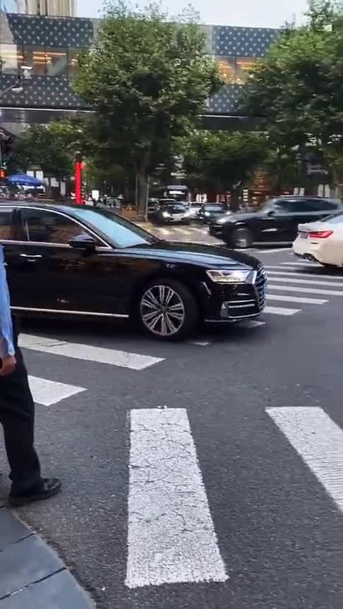 奥迪A8vs迈巴赫S级，看到奥迪的尾灯，迈巴赫也黯然失色！