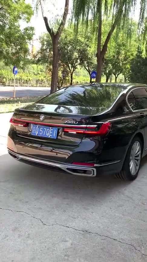 宝马的神操作，看到7系的尾灯后，奥迪A8彻底懵圈！