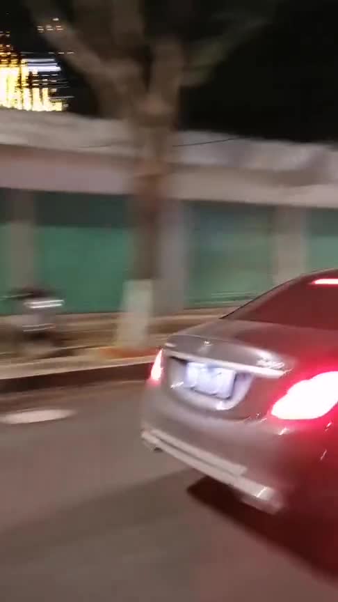 奔驰迈巴赫S450弹射起步抬头，超级近距离感受，非常凶猛