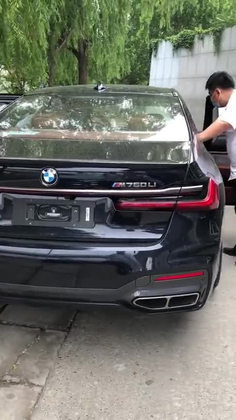宝马最顶级的7系，全新宝马M760Li，和劳斯莱斯同款V12引擎！