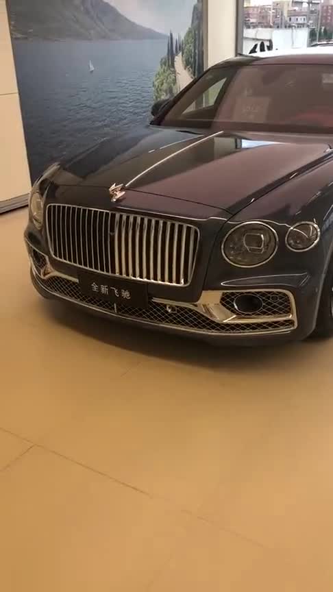 宾利飞驰W12版本，12缸的发动机，打开车门就知道有多霸气！