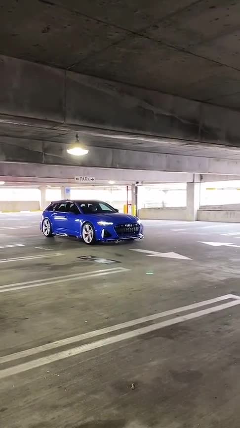 奥迪RS6最低调性能车，踩下油门弹射起步，奥迪抬头太霸气！