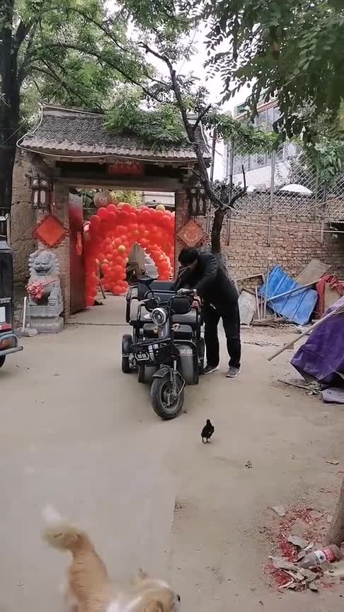 大衣哥钟爱的座驾，有空就亲自保养，真是呵护备至！