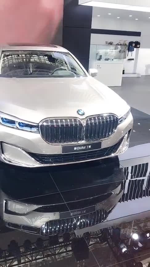 宝马7系全新行政轿车，功夫全用到大灯上，奥迪都没话说！