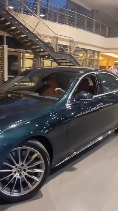 2021款奔驰S450L到店实拍，店员开这车真的非常小心