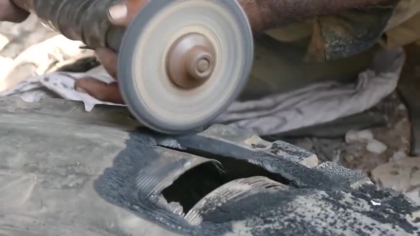 实拍巴铁师傅修补汽车轮胎，这样的技术真的是太牛了，不得不佩服