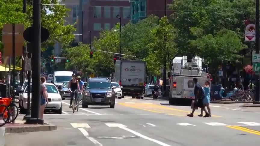 实拍美国剑桥街头，警察驾驶爆闪警报的宝马摩托车，回头率太高！