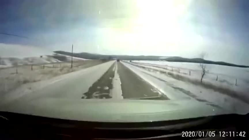 监控实拍：丰田普拉多雪地疯狂超车，结果悲剧了！