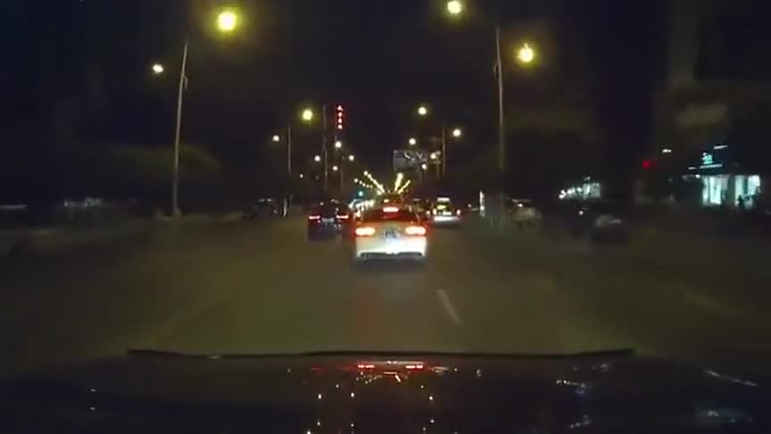 行车记录仪实拍：呵呵，想教训下着得瑟的奥迪A4L