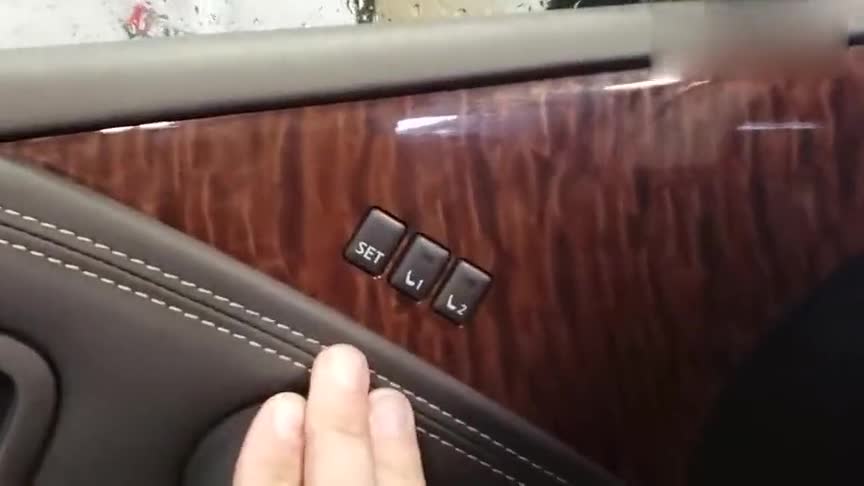 日产途乐坐进车内了解完配置