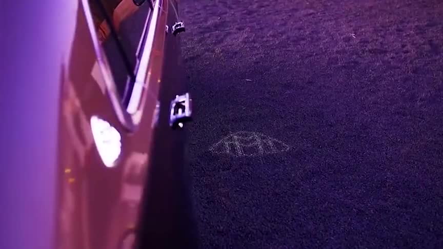 奔驰新款迈巴赫，内饰只能用豪华来形容，就是会移动的别墅