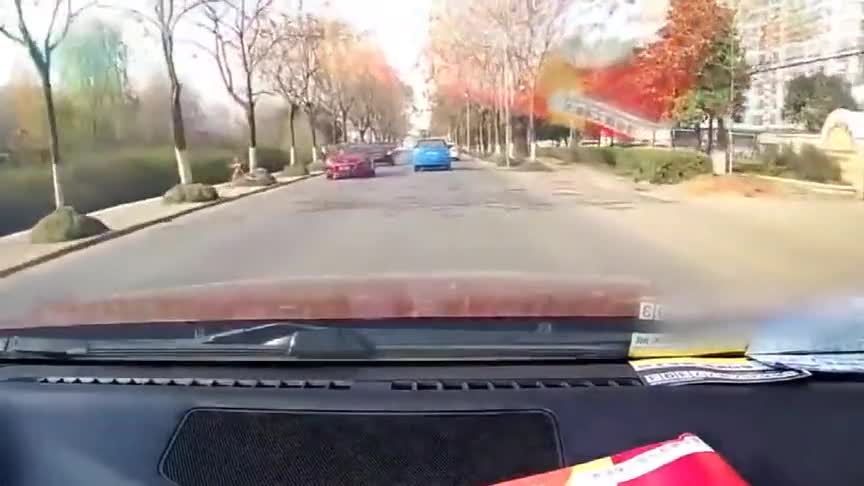 行车记录仪实拍：好心礼让电瓶车，结果别人撞了！