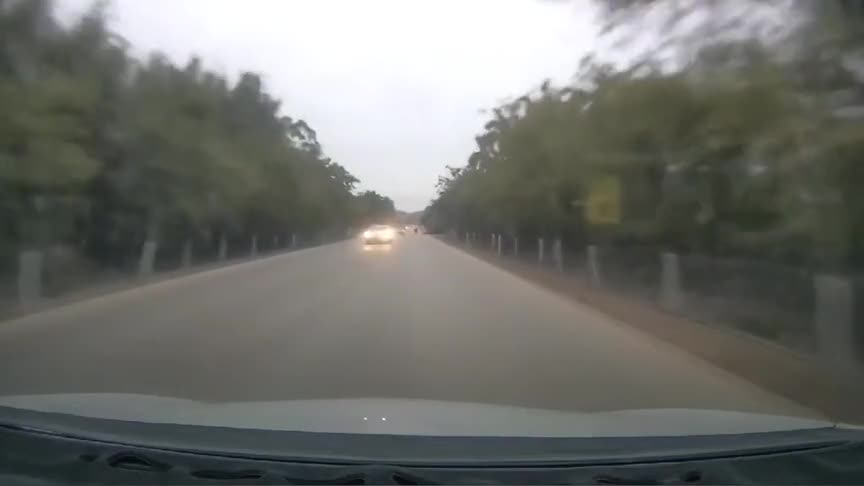 行车记录仪实拍：还好我反应快，否则摩托车司机的下场不堪设想