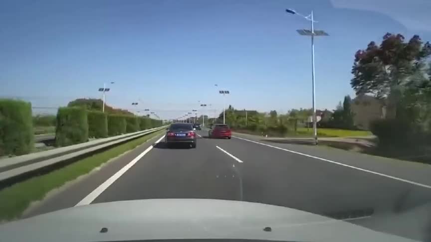 行车记录仪实拍：就这样被后车惨烈撞扁，本田司机也是欲哭无泪