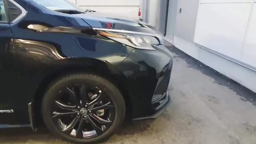 夜晚实拍2021款丰田塞纳混动版，颜值高空间大，买不买GL8自己想