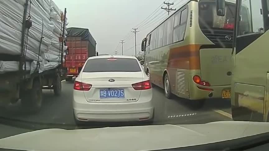 行车记录仪实拍：女司机开手动挡，我在她后面度过了艰难的四十秒