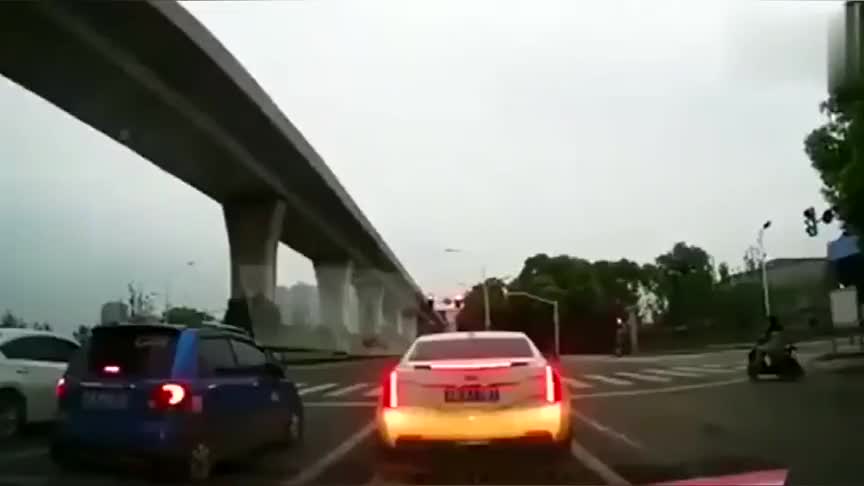 实拍：等红绿灯，凯迪拉克“弹射起步”，这不愧是性能车！