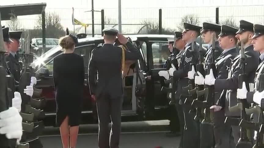 英国女王冬假后视察皇家空军基地，里面有F-35战机正在维修保养