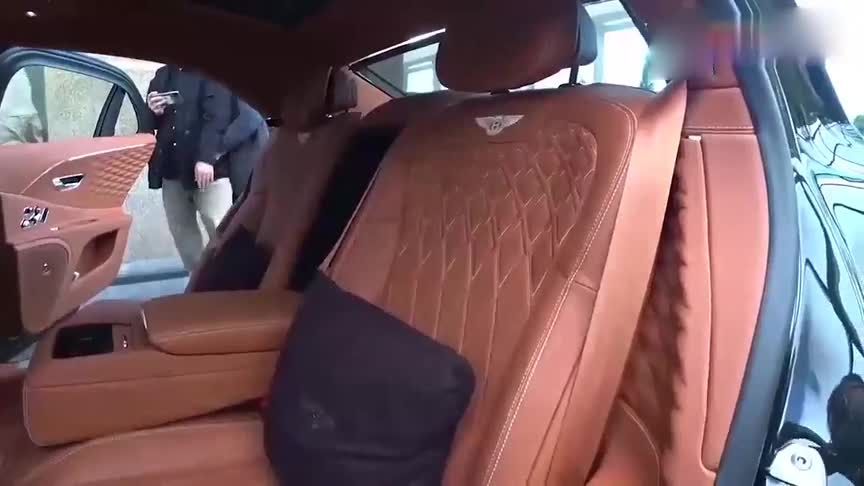 宾利飞驰亮相，拿到钥匙坐进驾驶室