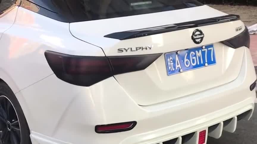 轩逸后包围尾翼车标贴，而且还贴了车衣，整车看上去很上档次！