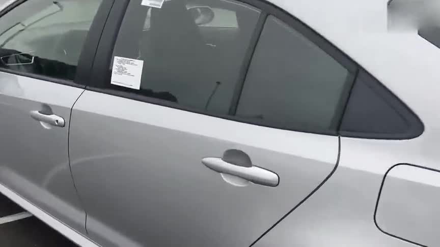 丰田卡罗拉抢先实拍，按下钥匙坐进车内