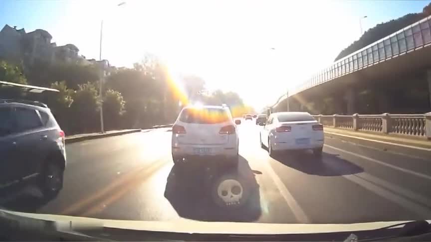 实拍：雪佛兰突然变道，不给我思考的机会，只能撞上去了！