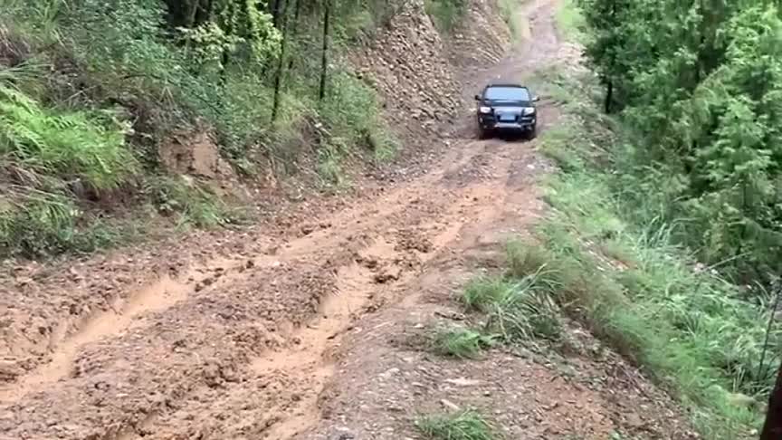 实拍：奥迪Q7越野性就这样？是驾驶技术不行，还是车不行