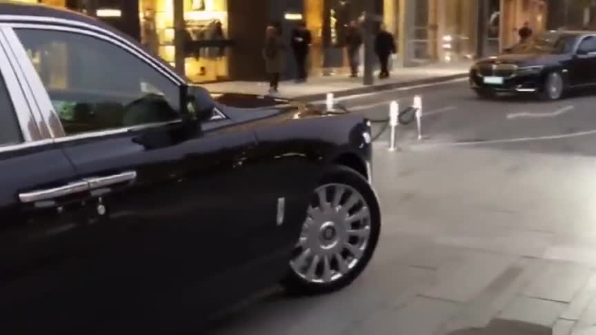 实拍：劳斯莱斯倒车让别克先过，有钱人也这么有礼貌