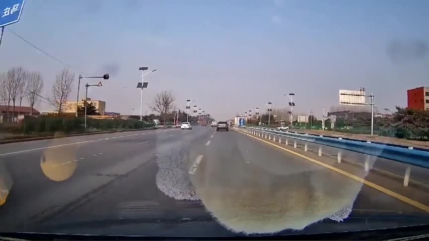 实拍：我要是撞上去的话，是不是可以免费换个保险杠