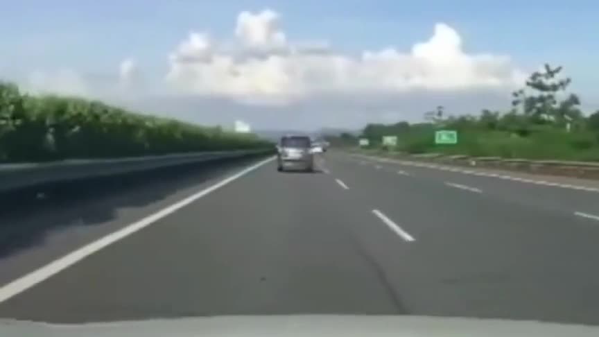 实拍：这是什么黑科技，氮气加速？车呢？