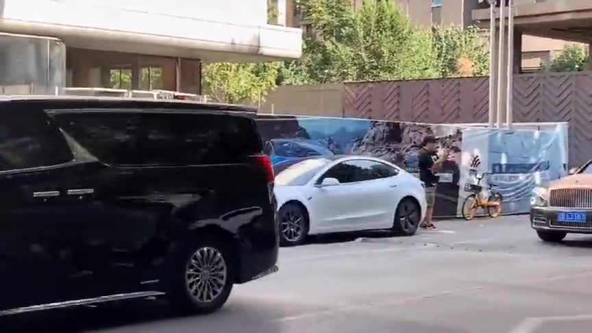 实拍：雷克萨斯LS、红旗H9，还偷偷溜过去一辆挑战者！