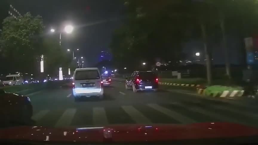 实拍：我正常行驶，红色奔驰非要跟我犟，撞上了是我的责任吗？