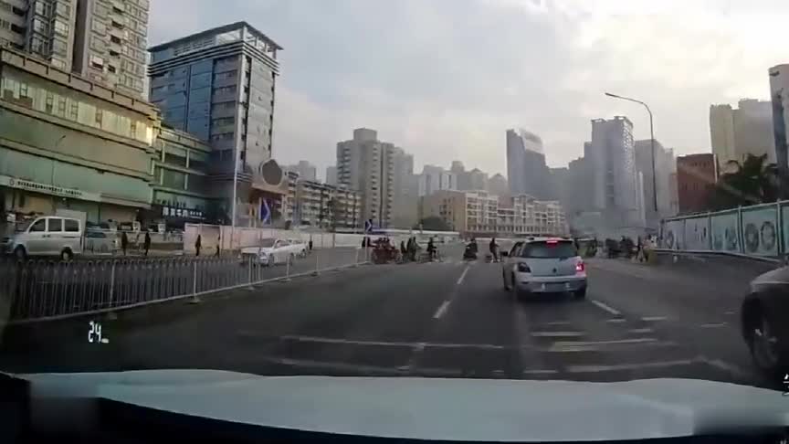 实拍：追尾了，摩托车后座的女孩好身手！