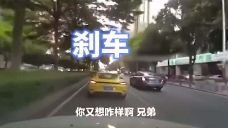 实拍：保时捷恶意阻挡后车行驶，遇到这种路霸很无奈，真是惹不起