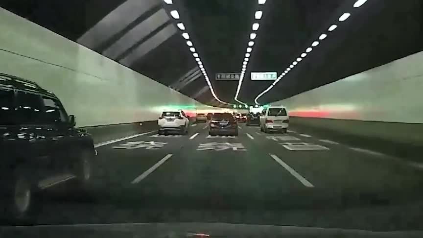 实拍：这宝马隧道里停什么车，你不担心我赔不起吗？