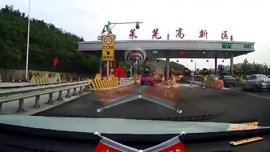 实拍：我这暴脾气，请教一下，这奔驰是不是故意蹭ETC？