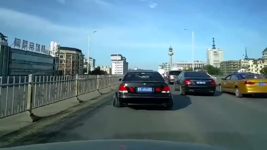 实拍：感觉轮胎就要掉了，该不该上前去告诉黑色车主！