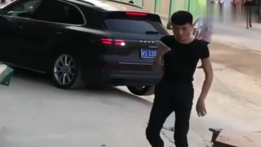 实拍：保时捷卡宴倒车，“神走位”说来就来！