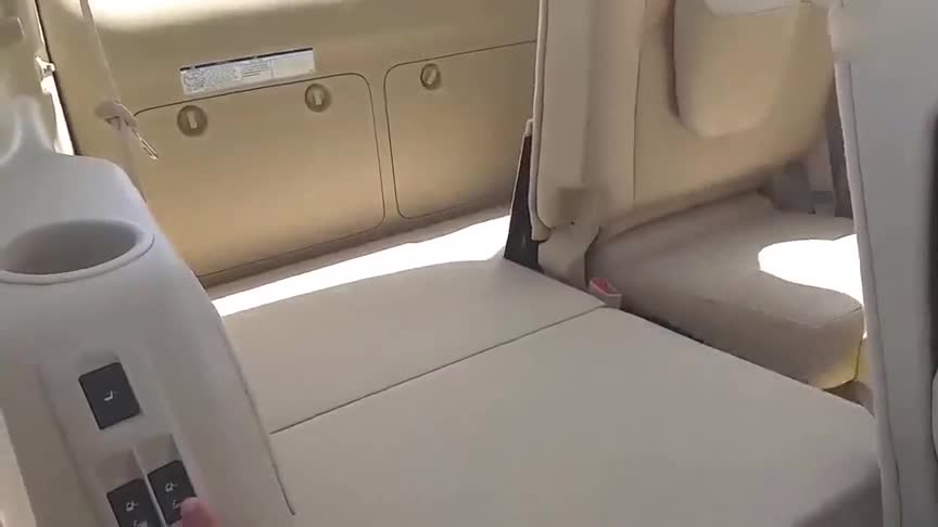 全新七座版普拉多打开第三排