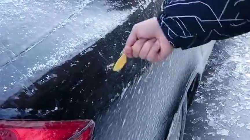 这才是真正的冰车衣，还不敢使劲铲下来，生怕再把汽车漆铲掉了！