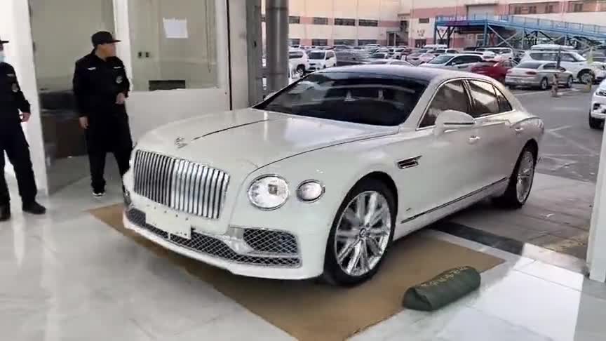 宾利全新旗舰车型，看到全新宾利飞驰，这气势不输劳斯莱斯！