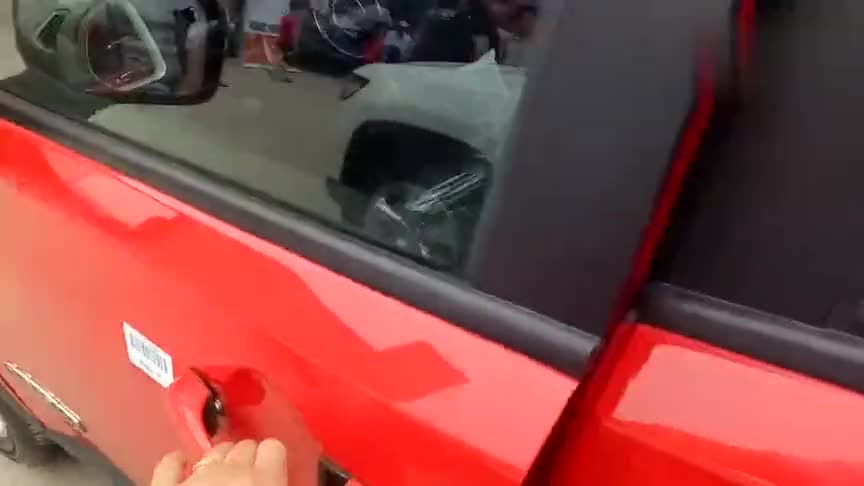 吉普自由侠车展亮相