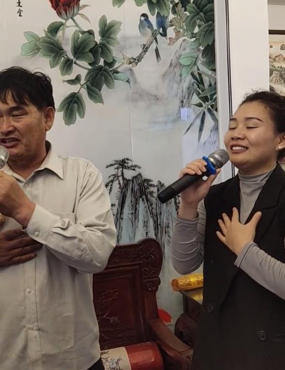绯闻又起,大衣哥和袁庆当着衣嫂面眉来眼去,衣嫂的脸面挂不住了