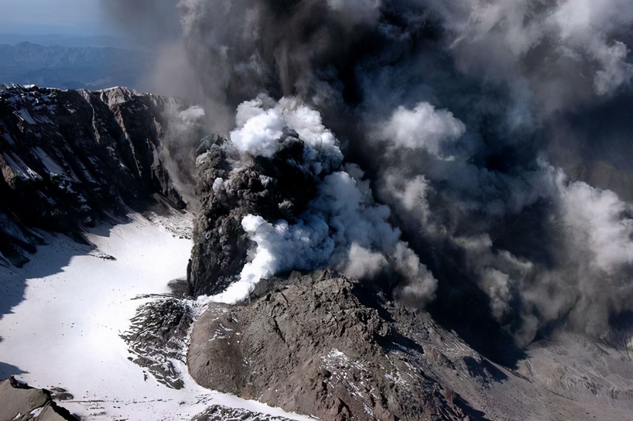 重返危机现场揭秘1980年圣海伦火山爆发的真相