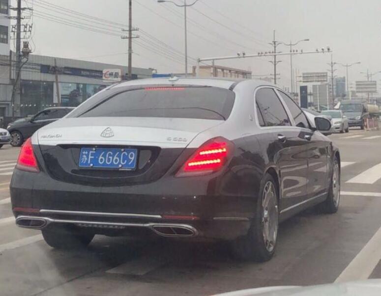 南通如皋街头实拍迈巴赫S600，轮毂奢华感十足！