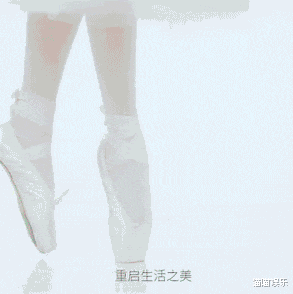 郑爽优雅跳芭蕾舞,穿白色舞裙秀舞姿,像极了小仙女