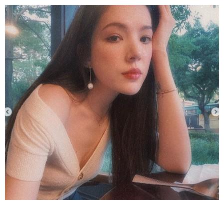 许玮宁深V领口太宽 粉丝:为什么不好好穿