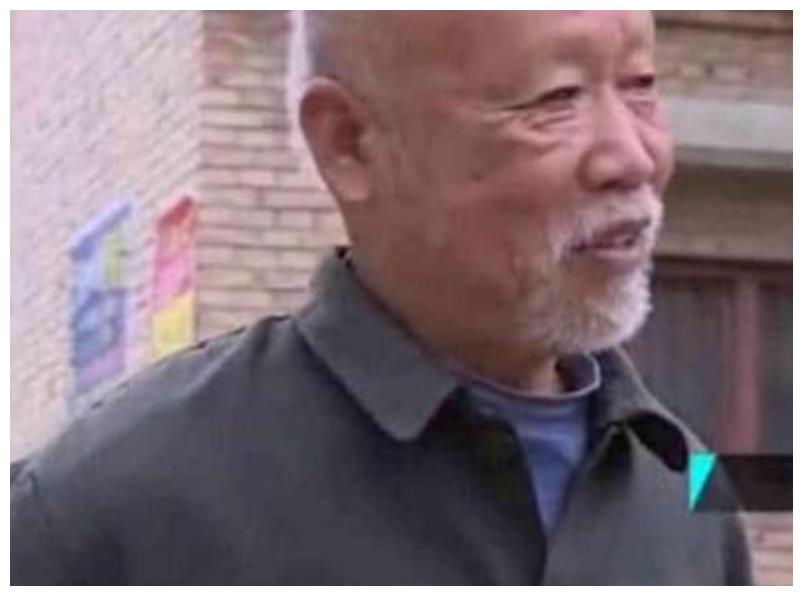 大衣哥买车了!看到牌子网友直呼接地气,村民骂骂咧咧:真会装