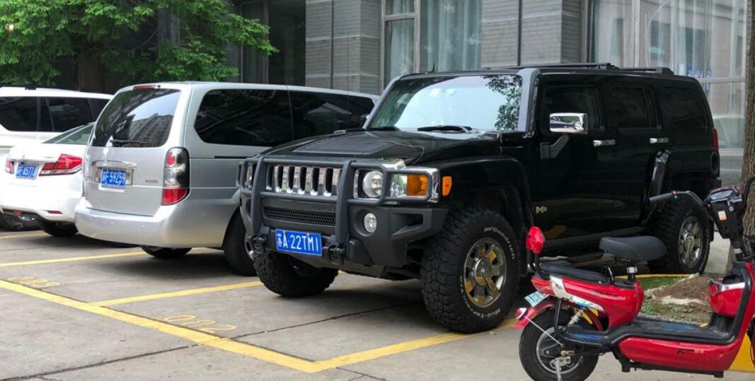 南通金沙镇实拍悍马H2，气场秒杀周围所有车型！